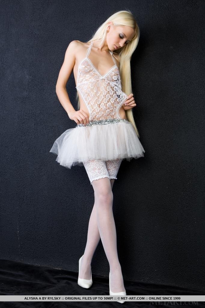 Балерина с голой писькой снялась в пикантной фотосессии